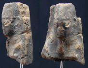 Egypte - Epoque Ptolémaïque - Buste de pharaon en terre cuite - 305 / 30 av. J.-C.
Buste de pharaon en terre cuite comportant de nombreux restes d'un...