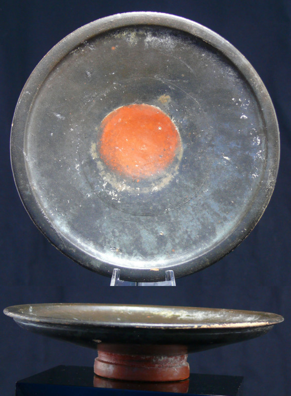 Grande Grèce - Assiette - 400 / 300 av J.-C.
Belle assiette en terre cuite noir...