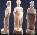 Grande Grèce (Tanagra) - Statuette en terre cuite - 400 / 300 av J.-C.
Belle statuette en terre cuite représentant une femme debout, drapée. Pas de t...
