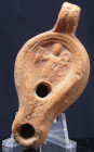 Pré-hellénistique - Lampe à huile en terre cuite (personnage au caducée) - 600 av. J.-C
Très belle lampe à huile de couleur ocre avec en médaillon la...