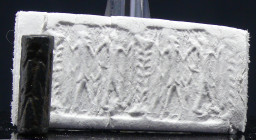 Assyrie - Sceau cylindre en pierre (arbre de vie) - 800 av. J.-C.
Sceau cylindre en pierre dont l'empreinte représente 2 personnages devant l'arbre d...