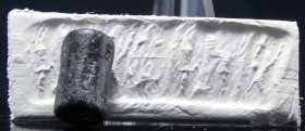 Assyrie - Sceau cylindre en pierre - 1000 / 500 av. J.-C.
Sceau cylindre en pierre dont l'empreinte représente un personnage debout devant un personn...