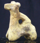 Moyen-Orient - Pendentif en terre cuite (animal à cornes) - 1500 / 1000 av. J.-C.
Joli pendentif en terre cuite représentant un animal à cornes, peut...