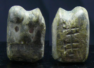 Sumérien - Idole en pierre - 2500 / 2000 av. J.-C.
Belle idole en pierre verte représentant une tête d'animal avec des nombreux caractères cunéiforme...