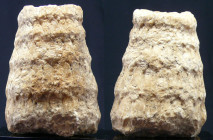 Sumérien - kaunakès en albâtre - 4000 / 3000 av. J.-C.
Kaunakès ou jupe traditionnelle portée par les dignitaires sumériens. Le kaunakès est générale...