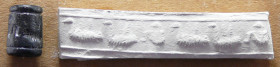 Proche Orient - Sceau cylindre en pierre noire - 2000 / 1000 av. J.-C.
Petit sceau cylindre en pierre noire avec une empreinte représentant 3 canards...