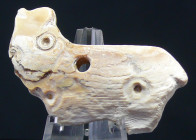 Proche Orient - Amulette zoomorphe en nacre - 3000 / 2000 av. J.-C.
Petite amulette représentant un animal taillé dans un coquillage. L'objet est orn...