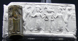 Sassanide - Sceau cylindre en pierre - 300 / 500 ap. J.-C.
Beau sceau cylindre en pierre dont l'empreinte représente un personnage debout devant un o...