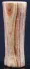 Bactriane - Idole tubulaire en pierre - 1000 av. J.-C.
Important pion ou idole stylisé en pierre veinée. 80 mm.