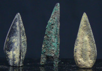 Luristan - Lot de 3 pointes de flèche en bronze - 1500 / 1000 av. J.-C.
Ensemble de 3 pointes de flèches à douille dont une à barbelure. Belle patine...