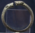Iran - Achéménide - Bracelet en bronze - 600 / 500 av. J.-C.
Bracelet en bronze orné de lignes parallèles sur le pourtour et se terminant par 2 têtes...