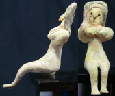 Vallée de l'Indus - Merghar - Statuette de femme assise - 2800 / 2600 av. J.-C.
Belle statuette merghare en terre cuite représentant une femme assise...