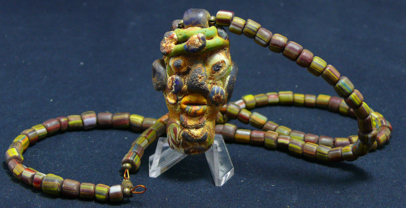 Phénicie ou Carthage - Tête en pâte de verre montée en collier (femme) - 600 / 5...