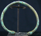 Romain - Bracelet en bronze - 100 / 300 ap. J.-C.
Petit bracelet en bronze avec une patine vert olive. 55 mm.