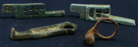 Romain - Lot de 4 clés en bronze - 200 / 400 ap. J.-C.
Lot de 4 clés en bronze aux systèmes d'ouverture divers, dont les tailles vont de 27 à 66 mm. ...