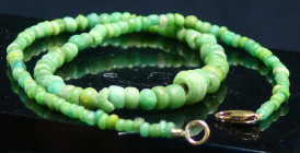 Romain - Collier de perles en verre poli - 100 / 300 ap. J.-C.
Joli collier en perles de verre poli avec une grosse perle centrale. Les perles de cou...