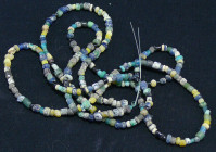 Romain - Collier en perles de verre poli et céramique - 100 / 300 ap. J.-C.
Grand collier en perles de verre poli et céramique aux couleurs variées, ...