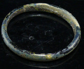 Romain - Bracelet en verre - 100 / 200 ap. J.-C.
Agréable petit bracelet en verre bleu clair et bleu foncé avec une belle irisation verte. Quelques p...