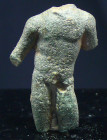 Romain - Buste d'Apollon en bronze - 100 / 200 ap. J.-C.
Petit buste d'Apollon en bronze. A noter qu'il manque la tête du personnage ainsi qu'une par...