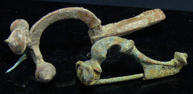 Romain - Lot de 2 fibules en bronze - 100 / 300 ap. J.-C.
Lot de 2 fibules en bronze. Une grande de type Crossbow (arbalète) avec une patine marron à...