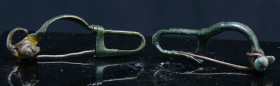 Romain - Lot de 2 fibules en bronze - 100 / 300 ap. J.-C.
Lot de 2 jolies fibules en bronze avec chacune une belle patine vert olive. La première de ...