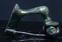 Romain - Fibule en bronze - 200 ap. J.-C.
Jolie fibule en bronze de type Genou, avec une belle patine vert olive. La fibule est entière avec son hard...