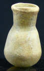 Romain - Balsamaire en verre irisé - 100 / 200 ap. J.-C.
Petit balsamire en verre épais, uniformément recouvert d'une engobe opaque jaune crème doré....