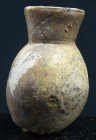 Romain - Balsamaire en verre irisé - 100 / 200 ap. J.-C.
Petit balsamire en verre irisé épais, uniformément recouvert d'une engobe opaque marron. Le ...