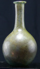 Romain - Flacon en verre irisé - 100 / 300 av. J.-C.
Beau flacon en verre irisé aux reflets verts. Le flacon est à panse globulaire avec un col long ...