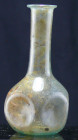 Romain - Flacon en verre irisé - 100 / 300 av. J.-C.
Joli petit flacon en en verre irisé translucide. La panse est à 5 faces, le col est long et étro...