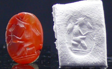 Romain - Intaille en pierre (Hermès) - 100 av. J.-C. / 100 ap. J.-C.
Intaille en pierre orange foncé dont l'empreinte représente Hermès assise à droi...