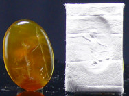 Style Romain - Intaille en cornaline (personnage à droite)
Intaille en cornaline de couleur jaune miel avecla représentation d'un personnage debout à...