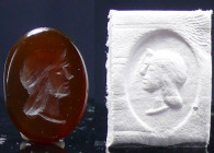 Style Romain - Intaille en cornaline (visage à droite)
Intaille en cornaline de couleur marron avec la représentation d'un visage à droite. 14 * 19 m...