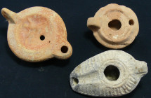 Romain - Syrie - Lot de 3 lampes à huile - 100 / 200 ap. J.-C.
Ensemble de 3 belles lampes à huile en terre cuite. La première, de couleur beige, est...