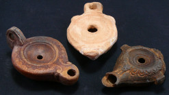 Romain - Lot de 3 lampes à huile - 100 / 300 ap.J.-C.
Lot de 3 belles lampes à huile au décor fait de figures géométriques. De 85 à 105 mm.