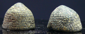 Romain - Lot de 2 dés à coudre en bronze - 100 / 400 ap. J;-C.
Lot de 2 dés à coudre en bronze en forme de casque. 10 mm.