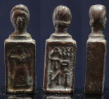Romain - Ex-voto en bronze - 400 / 700 ap. J.-C.
Ex-voto en bronze surmontée d'un buste de femme, orné sur une face d'une représentation féminine lev...
