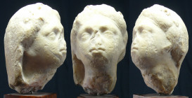 Romain - Grande tête féminine en marbre - 100 / 300 ap. J.-C.
Importante tête de femme en marbre de couleur crème, coiffée et ornée d'un diadème. Man...