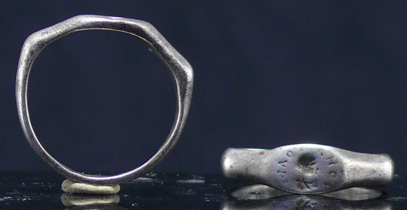 Romain - Bague en argent - 300 / 100 av. J.-C.
Bague en argent avec un portrait...