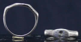 Romain - Bague en argent - 300 / 100 av. J.-C.
Bague en argent avec un portrait au centre et des inscriptions sur le pourtour. 23 mm.