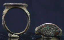 Romain - Bague en bronze - 0 / 200 ap. J.-C.
Bague en bronze dont le chaton de forme navicelle, est orné d'une feuille. 21 mm.