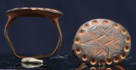 Romain - Bague en bronze - 0 / 200 ap. J.-C.
Bague en bronze dont le chaton est orné d'un assemblage de losanges entourés d'un grènetis en creux. 20 ...