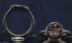 Romain - Bague en en bronze - 300 / 600 ap. J.-C.
Bague en bronze dont le chaton est orné de la représentation d'un chevalier. 22 mm.