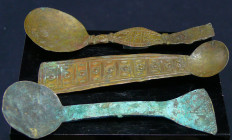 Afrique - Côte d'Ivoire et Ghana, Akan - Lot de 3 cuillères en bronze pour peser l'or - 1er moitié du XXe siècle
Cuillère en bronze au manche plat se...