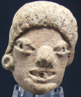 Précolombien - Mexique - Tête en terre cuite - 1200 av. / 200 ap. J.-C.
Tête en terre cuite de couleur beige orangé. Le visage, encadré par une épais...