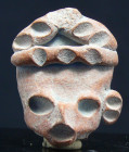 Précolombien - Mexique - Tête en terre cuite - 1200 av. / 200 ap. J.-C.
Jolie tête en terre cuite de couleur rouge. Le visage est encadré sur le haut...