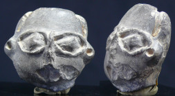 Précolombien - Mexique - Tête en terre cuite - 1200 av. / 200 ap. J.-C.
Tête en terre cuite de couleur noire. Le visage est encadré par deux grosses ...