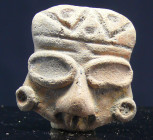 Précolombien - Mexique - Tête en terre cuite - 1200 av. / 200 ap. J.-C.
Tête en terre cuite de couleur marron clair. Le visage est encadré par une co...