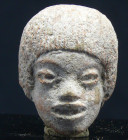 Précolombien - Mexique - Tête en terre cuite - 1200 av. / 200 ap. J.-C.
Tête en terre cuite de couleur beige orangé. Le visage, encadré par une épais...