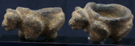 Précolombien - Pérou - Vase en basalte - 1400 / 1530 ap. J.-C.
Beau petit vase en basalte de couleur noir et ocre, représentant un félin. Un petit fê...